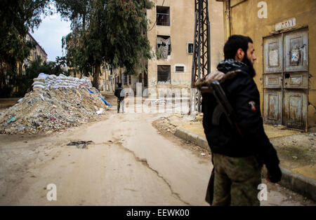 Membre d'al-Qaïda dans une zone appelée le Bustan al-Qasr combats à Alep avec al-Assad éléments de l'armée en première ligne. © Ibrahim Khader/Pacific Press/Alamy Live News Banque D'Images