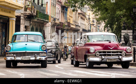 Old American road cruiser sur la rue, La Havane, Cuba Banque D'Images