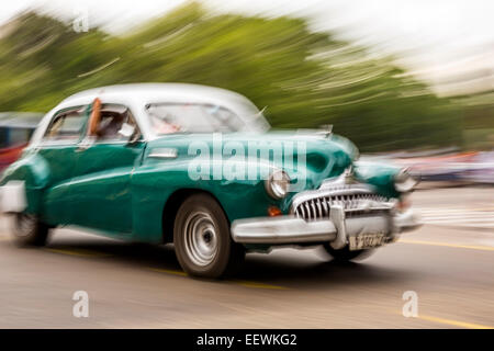 Old American road cruiser sur la rue, La Havane, Cuba Banque D'Images