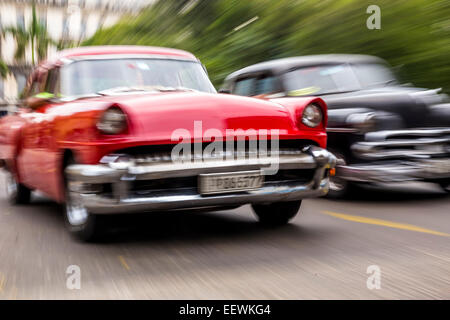 Old American road cruiser sur la rue, La Havane, Cuba Banque D'Images