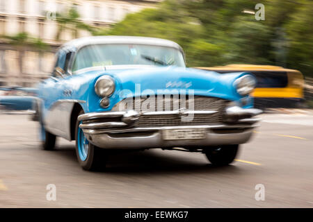 Old American road cruiser sur la rue, La Havane, Cuba Banque D'Images