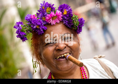 Personnes âgées femme cubaine avec coiffe de fleurs et de cigare, La Havane, Cuba Banque D'Images