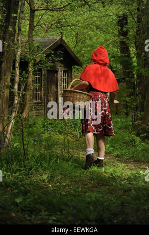 Photographie du Petit Chaperon Rouge dans les bois Banque D'Images