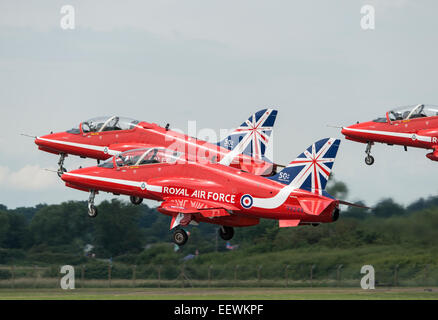 Trois formateurs Jet Hawk de la Royal Air Force des flèches rouges Aerobatic Display Team prendre off pour afficher à l'RIAT Banque D'Images