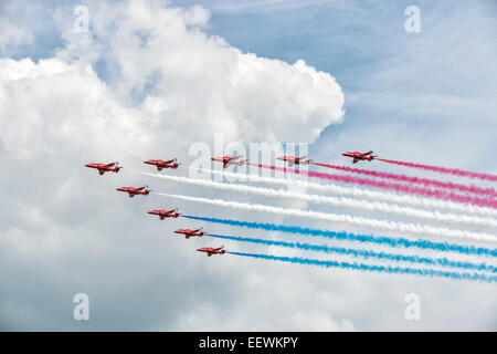 Neuf formateurs Jet Hawk de la Royal Air Force des flèches rouges Aerobatic Display Team en grande formation de bataille Banque D'Images