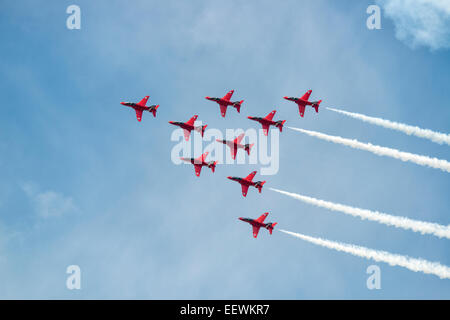 Neuf formateurs Jet Hawk de la Royal Air Force des flèches rouges Aerobatic Display Team Eagle en formation au RIAT Banque D'Images