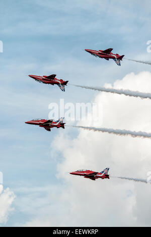 Quatre formateurs Jet Hawk de la Royal Air Force des flèches rouges dans l'équipe de voltige Afficher à la formation miroir RIAT Banque D'Images