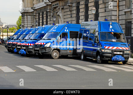 Paris, France. Cars de la gendarmerie (police) sur l'île de la Cite Banque D'Images