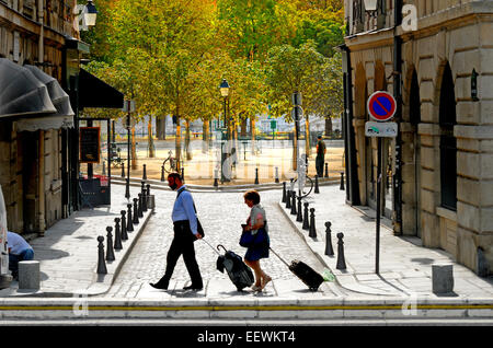 Paris, France. Ile de la Cite. Place Dauphine vu de Rue Henri-Robert Banque D'Images