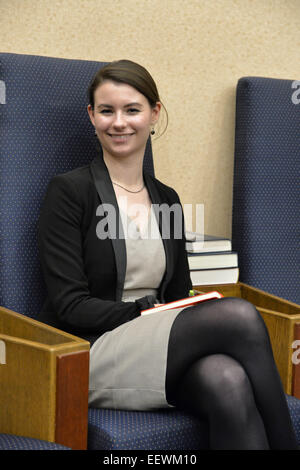 Merrick, New York, USA. 21 Jan, 2015. JANE BRADEN-Golay, de Schaffhouse, Suisse, et président de l'Union européenne des étudiants juifs, est sur le point de prendre la parole au Centre juif de Merrick la nuit avant qu'elle est prévue à l'adresse - à l'invitation de l'Ambassadeur des États-Unis, Samantha Power, représentant permanent auprès de l'Organisation des Nations Unies - des ambassadeurs et chefs des droits civils au pouvoir Rép. sa résidence, après la première réunion de l'Assemblée générale des Nations Unies sur l'émergence de la violence antisémite dans le monde entier. Long Island et de l'AJC Centre juif Merrick a présenté le cas ''Le terrorisme en Fra Banque D'Images