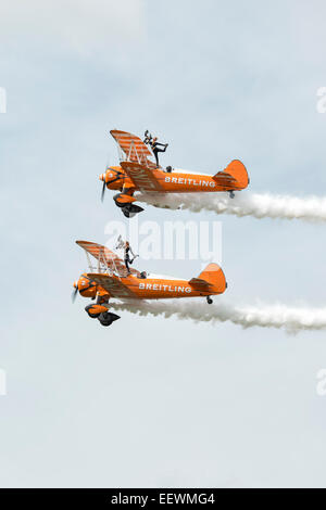 Deux biplans Boeing Stearman du Breitling Wingwalking AeroSuperBatics Team faire un col à la RAF Fairford RIAT Banque D'Images