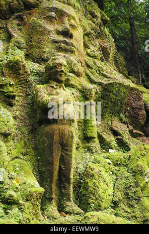 Moss couverts rock sculptures dans les jardins du resort, Ayung Ubud, Bali. Banque D'Images