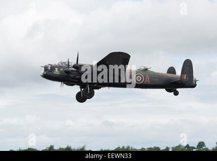 Avro Lancaster de la Battle of Britain Memorial Flight s'envole pour le Royal International Air Tattoo 2014. Banque D'Images