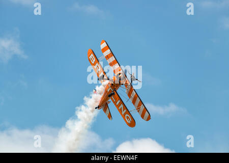 Boeing Stearman du biplan Breitling Wingwalking AeroSuperBatics Team fait un col à la RAF Fairford RIAT Banque D'Images