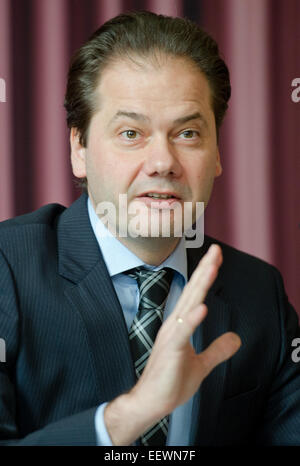 Le conservateur autrichien et directeur de l'Staedel-Museum, Max Hollein, parle au cours de la conférence de presse annuelle à Francfort, Allemagne, 21 janvier 2015. Photo : Christoph Schmidt/dpa Banque D'Images