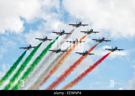 Aermacchi MB339 Jet dix formateurs de l'Armée de l'air italienne Aerobatic Display Team Il Frecce Tricolori en formation au RIAT Banque D'Images