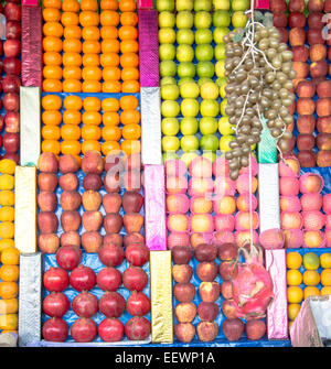 Les Fruits à un vendeur de nourriture en Inde Banque D'Images