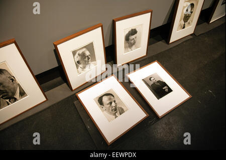 Berlin, Allemagne. 22 janvier, 2015. Photos de l'exposition 'Lore Krueger. Une valise pleine de photos' se trouvent sur le parquet de l'Amerika Haus de C/O Berlin à Berlin, Allemagne, 22 janvier 2015. C/O Berlin est la première institution au monde à présenter un grand Lore Krueger rétrospective. L'exposition est présentée du 24 janvier au 10 avril 2015. Photo : FELIX ZAHN/dpa/Alamy Live News Banque D'Images