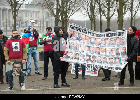 Berlin, Allemagne. 21 Jan, 2015. Les manifestants portent une bannière qui montre les portraits de prisonniers politiques, elles ont encouragé au cours d'une manifestation de la liberté de la presse et la libération des prisonniers politiques en Azerbaïdjan à Berlin, Allemagne, 21 janvier 2015. L'organisation Reporters sans frontières avait appelé à un rassemblement à l'occasion de l'Azerbaïdjan Le Président Aliev visite d'état à Berlin. Photo : Maurizio Gambarini/dpa/Alamy Live News Banque D'Images