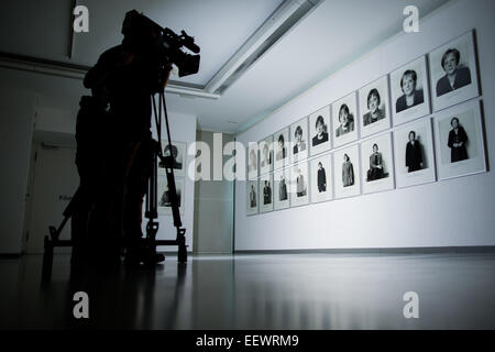 Un appareil photo films tramway de Herlinde Koelbl 'Spuren der Macht' (lit. Des traces de puissance) qui montre, Angela Merkel, à la Galerie Ludwig Schloss Oberhausen à Oberhausen, Allemagne, 22 janvier 2015. L'exposition (25 janvier 2015 au 3 mars 2015) intitulé "que la Deutsche Wohn Spuren der Macht, Haare und andere menschliche Dinge - Fotografien von 1980 bis heute" (lit. Le salon allemand, les traces du pouvoir, les cheveux, et d'autres choses - Photos de 1980 à aujourd'hui) réunit des œuvres de l'artiste allemand est important phases artistiques. Photo : RALF VENNENBERND/dpa Banque D'Images