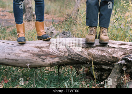 Close up of couple côte à côte sur un tronc d'arbre. Banque D'Images