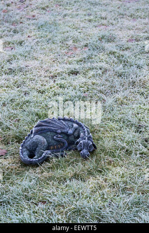 Sleeping Dragon glacial sur l'herbe Banque D'Images