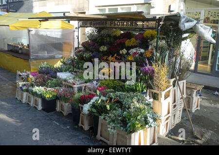 Un étal de fleurs sur Berwick Street Market à Soho, Londres Banque D'Images