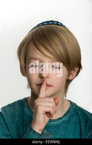 Studio portrait of white boy avec les juifs kipa ou yarmulke Banque D'Images