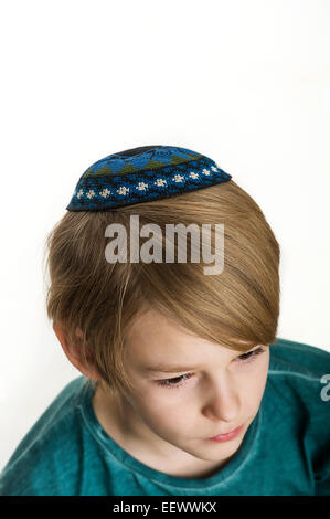 Studio portrait of white boy avec les juifs kipa ou yarmulke Banque D'Images