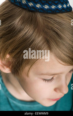 Studio portrait of white boy avec les juifs kipa ou yarmulke Banque D'Images