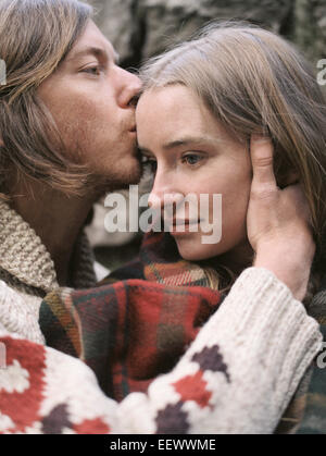 Jeune couple s'embrassant. Banque D'Images