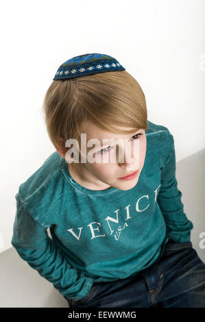 Studio portrait of white boy avec les juifs kipa ou yarmulke Banque D'Images