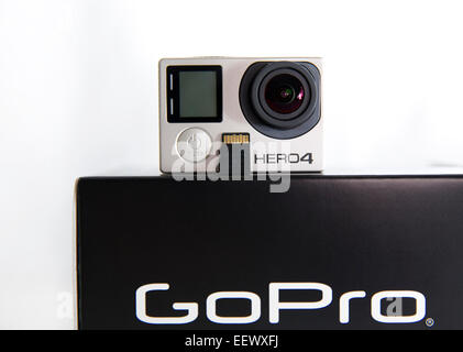 GoPro Hero 4 un black edition est représentée dans un studio avec une carte mémoire micro SD sur un fond blanc. Banque D'Images