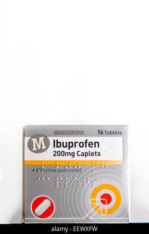 Une photo montre Morrisons propre marque l'Ibuprofène 200mg Caplets en studio sur un fond blanc. Banque D'Images