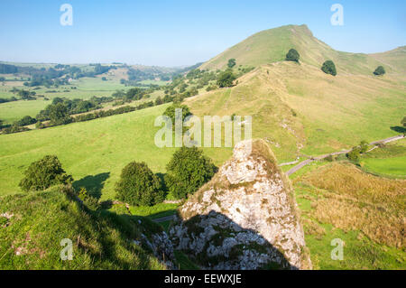 Un pinnacle calcaire sur Parkhouse hill avec vue sur la colline de chrome dans le Peak District sur une journée ensoleillée. Banque D'Images