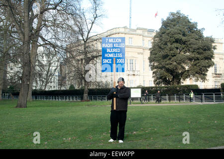 Londres, Royaume-Uni. 22 janvier, 2015. Un manifestant à l'extérieur de Lancaster House à Londres, où une réunion des ministres des affaires étrangères de 21 pays s'est tenue dans le but de coordonner les efforts visant à lutter contre la menace du groupe djihadiste ISIS. Credit : amer ghazzal/Alamy Live News Banque D'Images