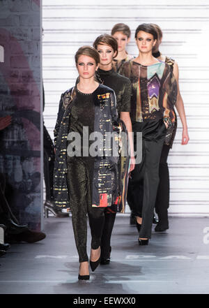 Tali Lennox modèle (avant), fille de la chanteuse Annie Lennox, présente avec d'autres modèles de créations de mode fashion label Marc Cain à la Mercedes-Benz Fashion Week à Berlin, Allemagne, 20 janvier 2015. La Berlin Fashion Week présente fashion designes pour la prochaine saison automne/hiver 2015. Photo : Bernd von Jutrczenka/dpa Banque D'Images