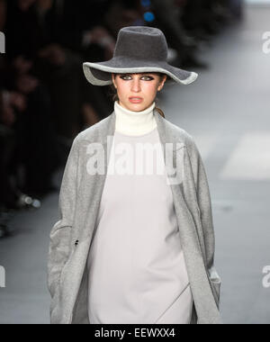 Tali Lennox, fille modèle de la chanteuse Annie Lennox, présente un design de mode de marque Marc Cain à la Mercedes-Benz Fashion Week à Berlin, Allemagne, 20 janvier 2015. La Berlin Fashion Week présente fashion designes pour la prochaine saison automne/hiver 2015. Photo : Bernd von Jutrczenka/dpa Banque D'Images