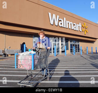 Branford CT USA-Vivian Baker tête du Branford Walmart. Walmart ouvre demain pour les fêtes. Baker est de Branford. Banque D'Images