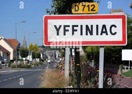 Yffiniac lieu nom-signe, une commune française, située en Bretagne, dans le nord-ouest de la France, lieu de naissance de Bernard Hinault, le cycliste Banque D'Images