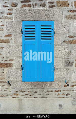 Fenêtre fermée par des volets bleu azur détail d'une maison en Bretagne, France Banque D'Images