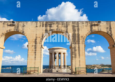 Siège Bell Memorial et inférieur donnant sur jardins Barrakka le Grand Port de La Valette Malte eu Europe Banque D'Images