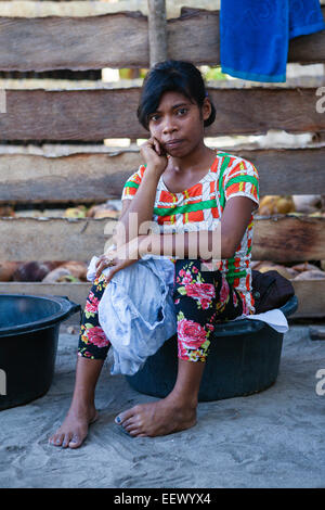 Jeune femme faisant la blanchisserie, Pulau Manggur, Kai, îles Moluques, Indonésie Banque D'Images