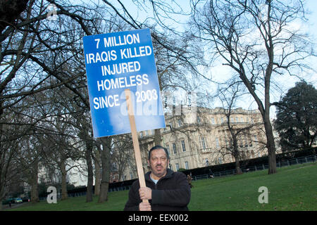 Londres, Royaume-Uni. 22 janvier, 2015. Un manifestant à l'extérieur de Lancaster House à Londres, où une réunion des ministres des affaires étrangères de 21 pays est organisée en vue de coordonner les efforts pour lutter contre la menace du groupe djihadiste ISIS. Credit : amer ghazzal/Alamy Live News Banque D'Images