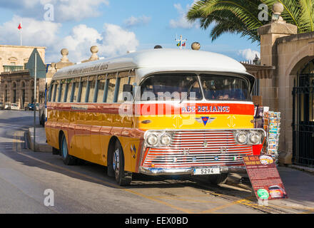 Vintage Classic Malte maintenant Bus un mobile magasin de souvenirs La Valette Malte eu Europe Banque D'Images