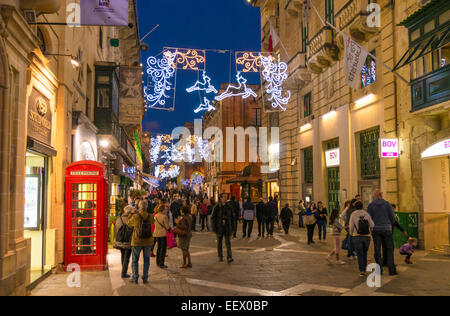 Boîte de téléphone rouge décorations de Noël et de shopping sur la rue de la République La Valette Malte eu Europe Banque D'Images