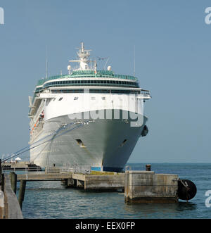 Bateau de croisière moderne visiter port d'escale exotique Banque D'Images