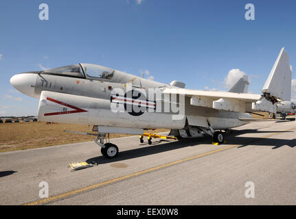 Avion de chasse de l'US Navy stationné sur un aérodrome isolé A-7 Banque D'Images