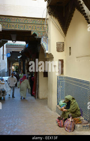 Femme marocaine vente de légumes sur la rue à Fez, Maroc Banque D'Images