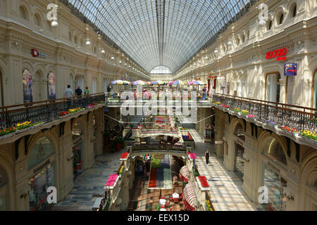 L'intérieur de du grand magasin GUM, place Rouge, Moscou, Russie Banque D'Images